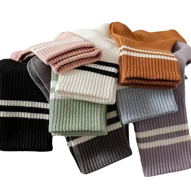 pilatesstrumpor i olika färger liggandes på varandra