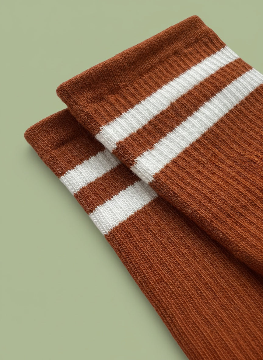 Inzoomad bild av toppen av pilatesstrumpor mot grön bakgrund