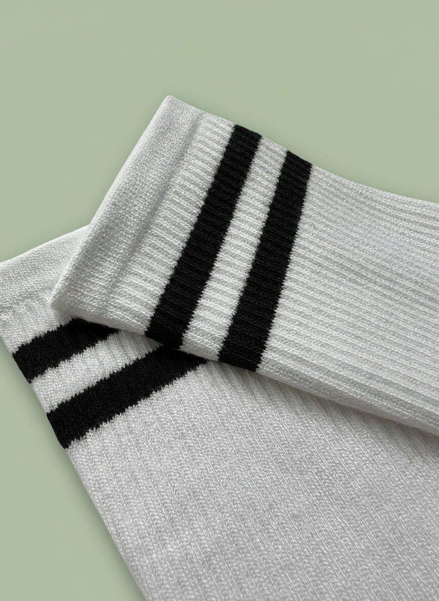 Vita pilates strumpor för yoga i närbild med svarta ränder