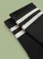 Closeup bild av svarta pilates strumpor mot grön bakgrund