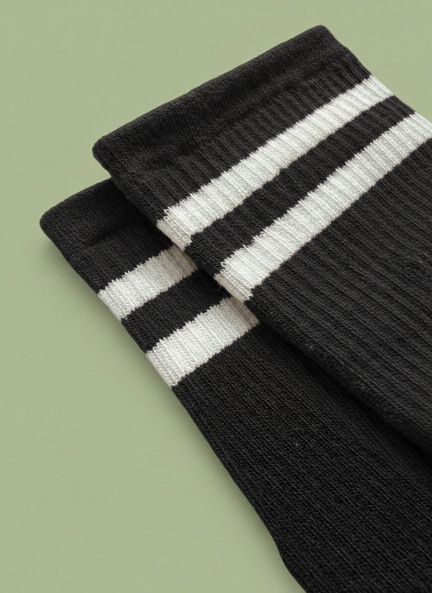 Closeup bild av svarta pilates strumpor mot grön bakgrund