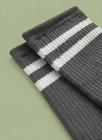 Närbild på toppen av pilates strumpor på grönt golv