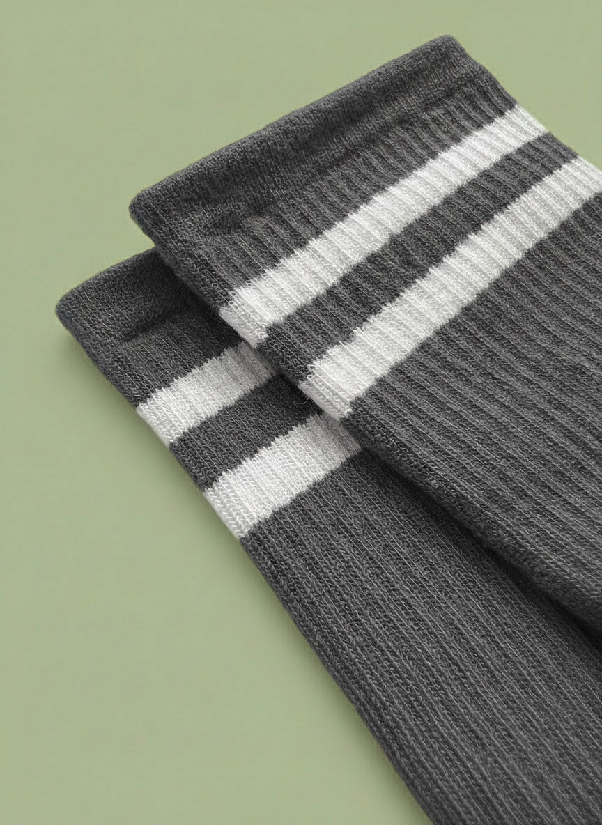 Närbild på toppen av pilates strumpor på grönt golv