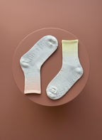 Pilatesstrumpor för träning liggandes på röd cylinder åt olika håll