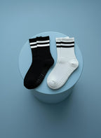 Pilatesstrumpor i svart och vit på blå bakgrund