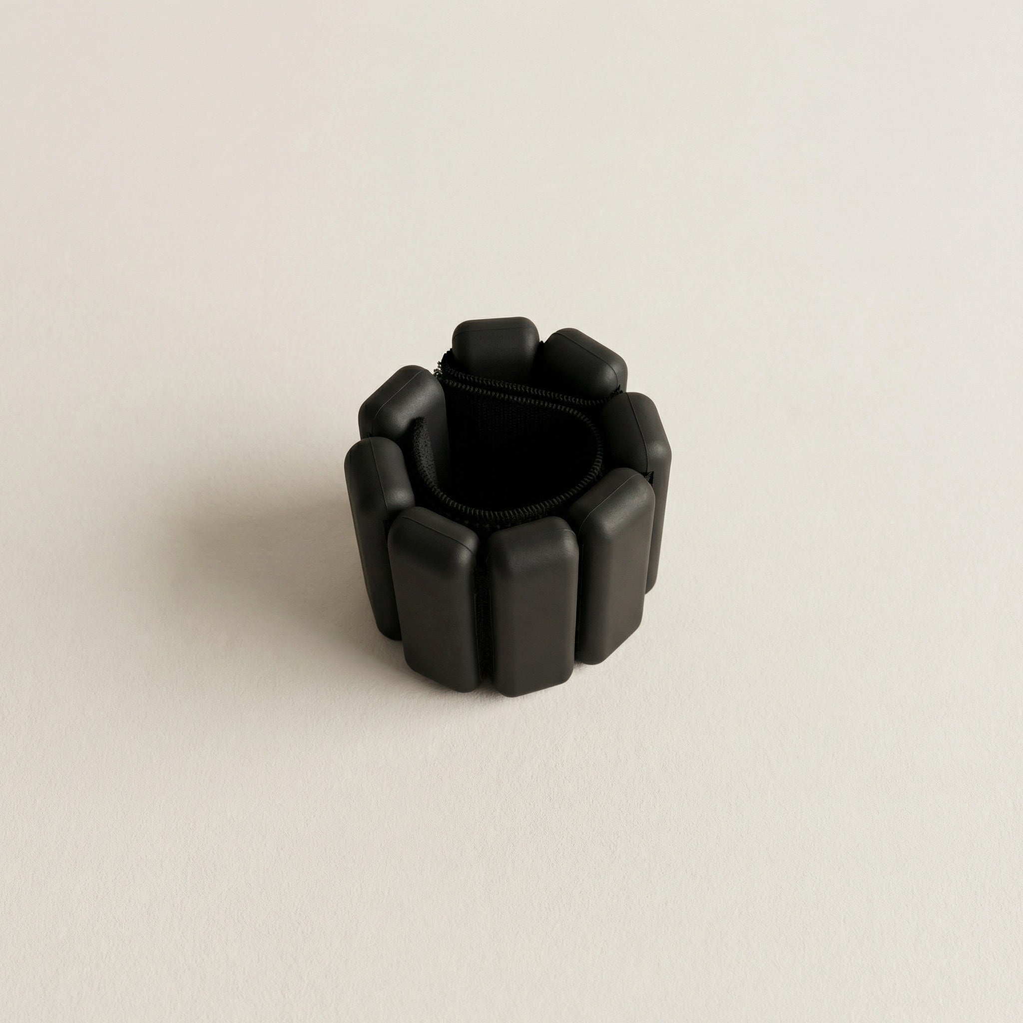 Ihoprullad ankelvikt för pilates på beige bakgrund
