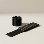 svarta bala bangles pilates handledsvikter liggandes mot beige bakgrund