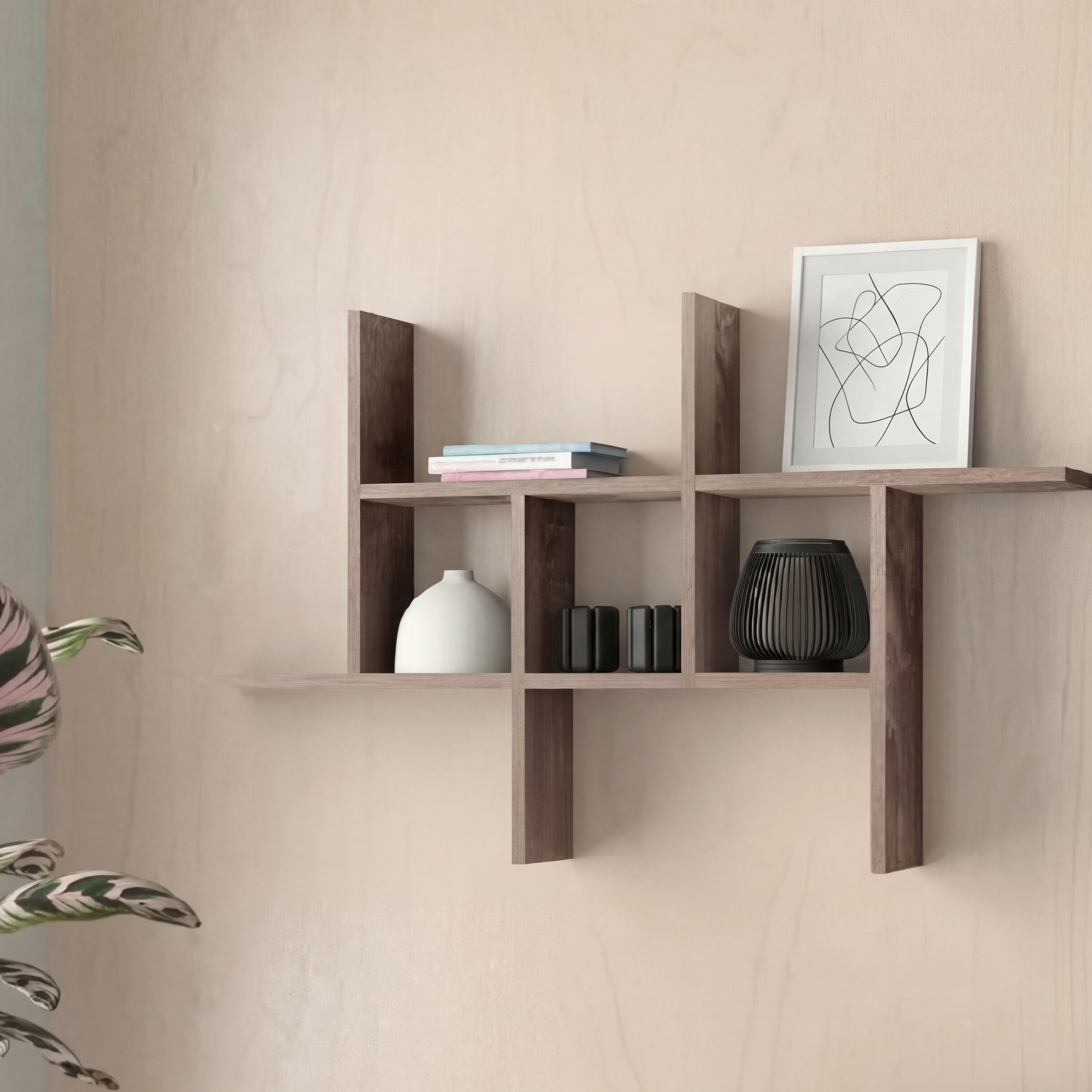 Hylla i ljust rum på trävägg med pilates handled och fotledsvikter på