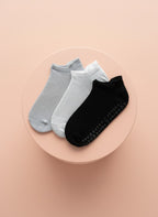 Låga pilates strumpor för kvinnor i färgerna vit, grå och svart