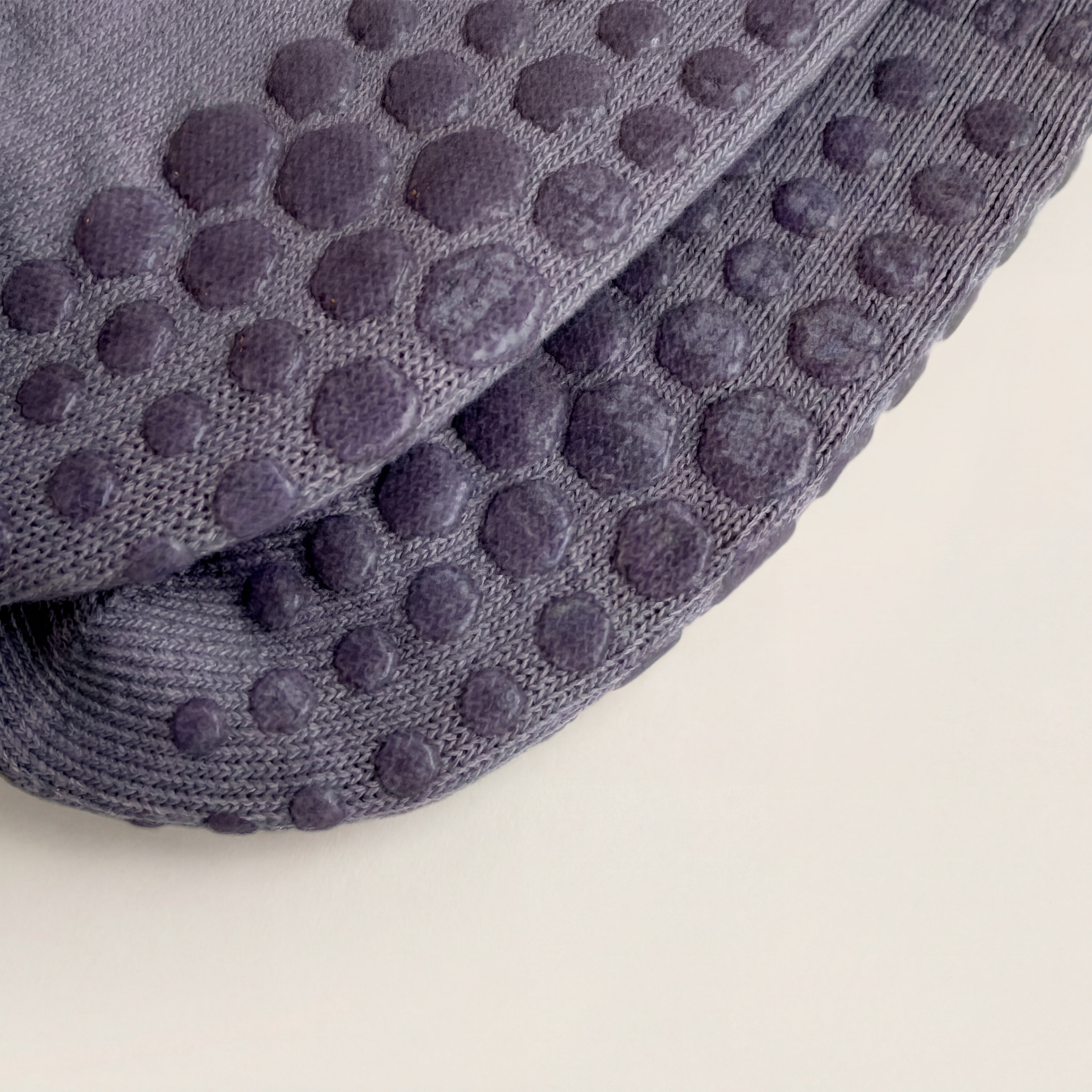 inzoomad bild på undersida av lila yogastrumpa