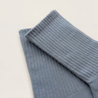 inzoomad bild på skaftet av blå strumpor