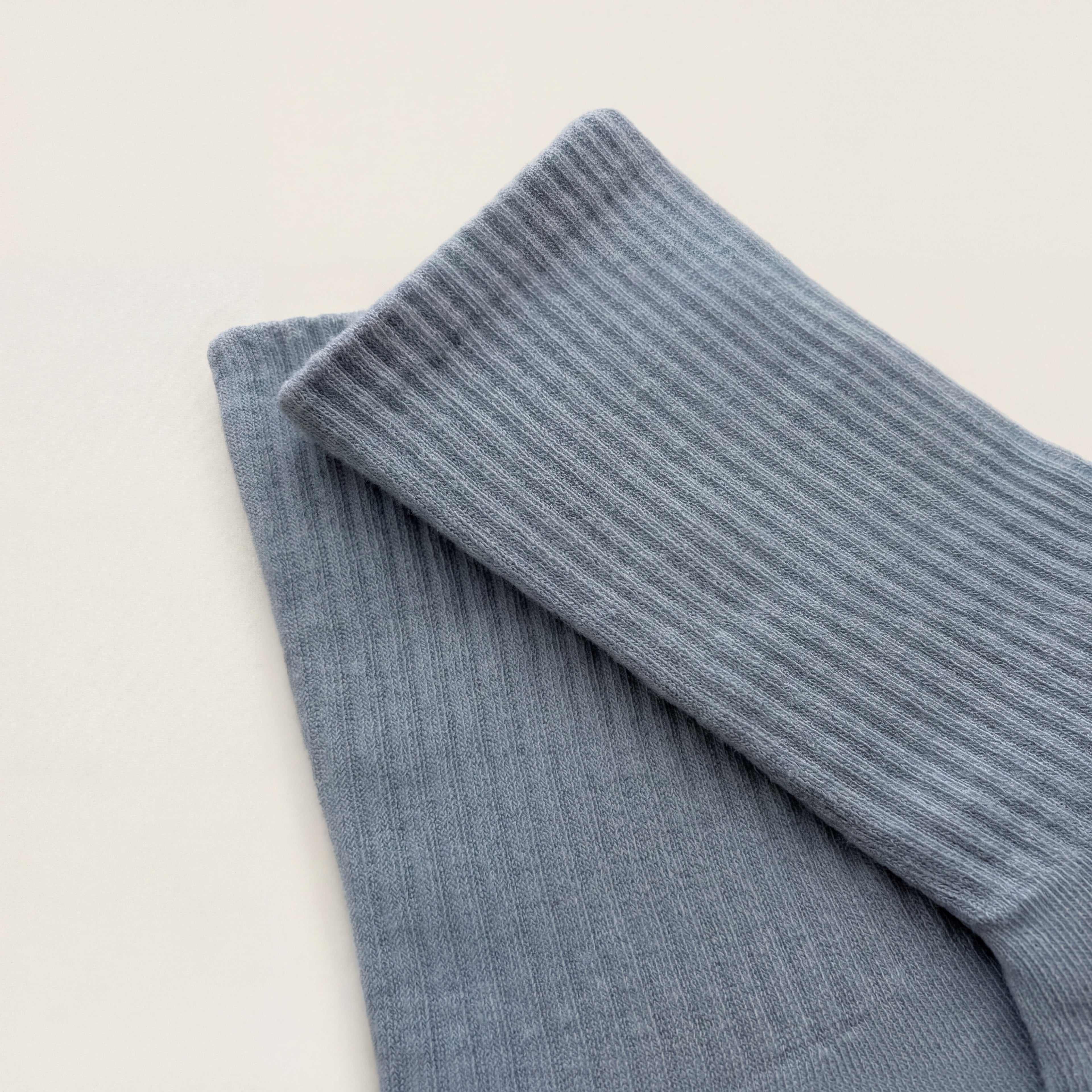 inzoomad bild på skaftet av blå strumpor