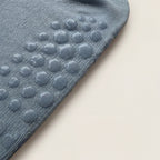 inzoomning av blå pilatesstrumpas halkskydd