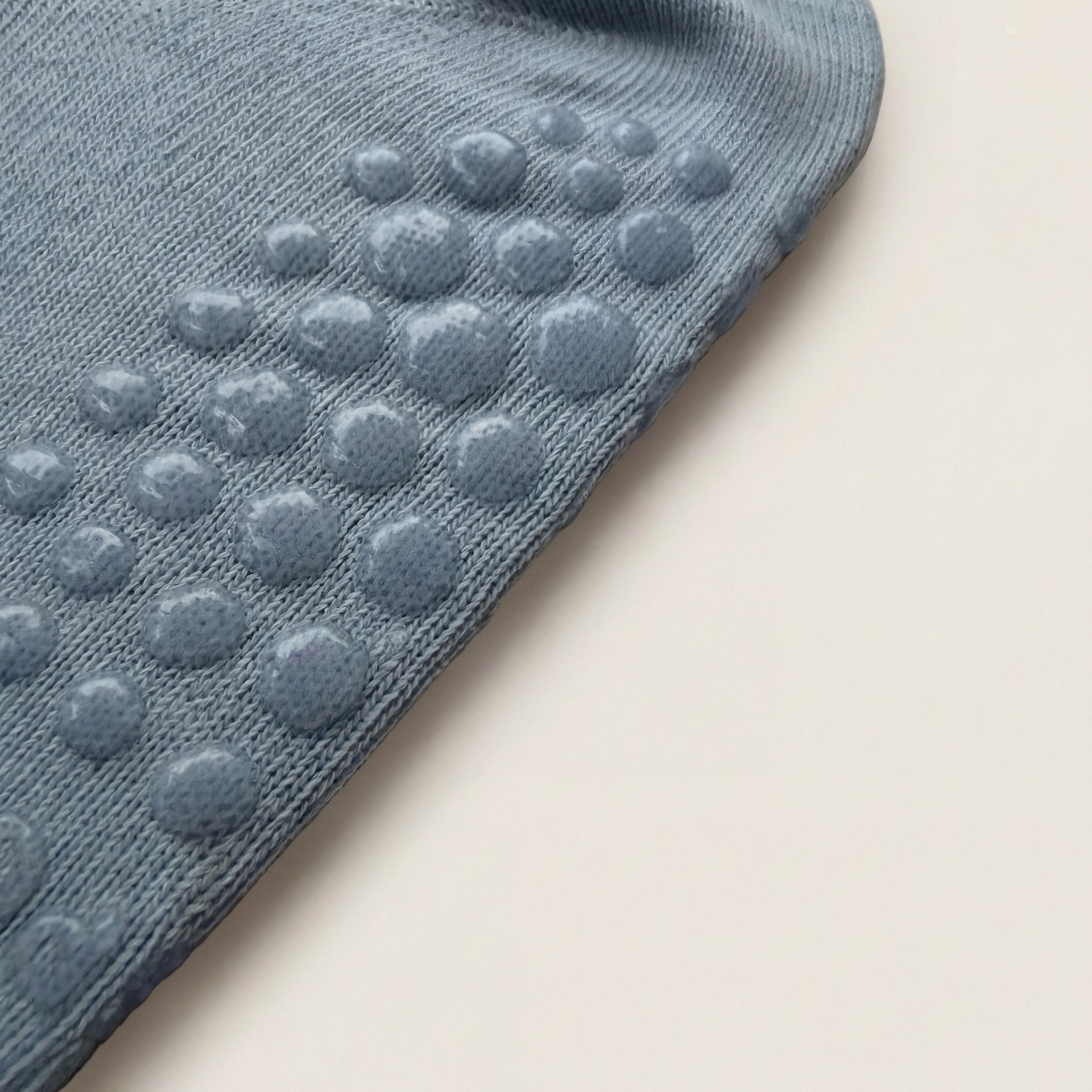 inzoomning av blå pilatesstrumpas halkskydd