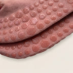 inzoomning av rosa pilatesstrumpas halkskydd