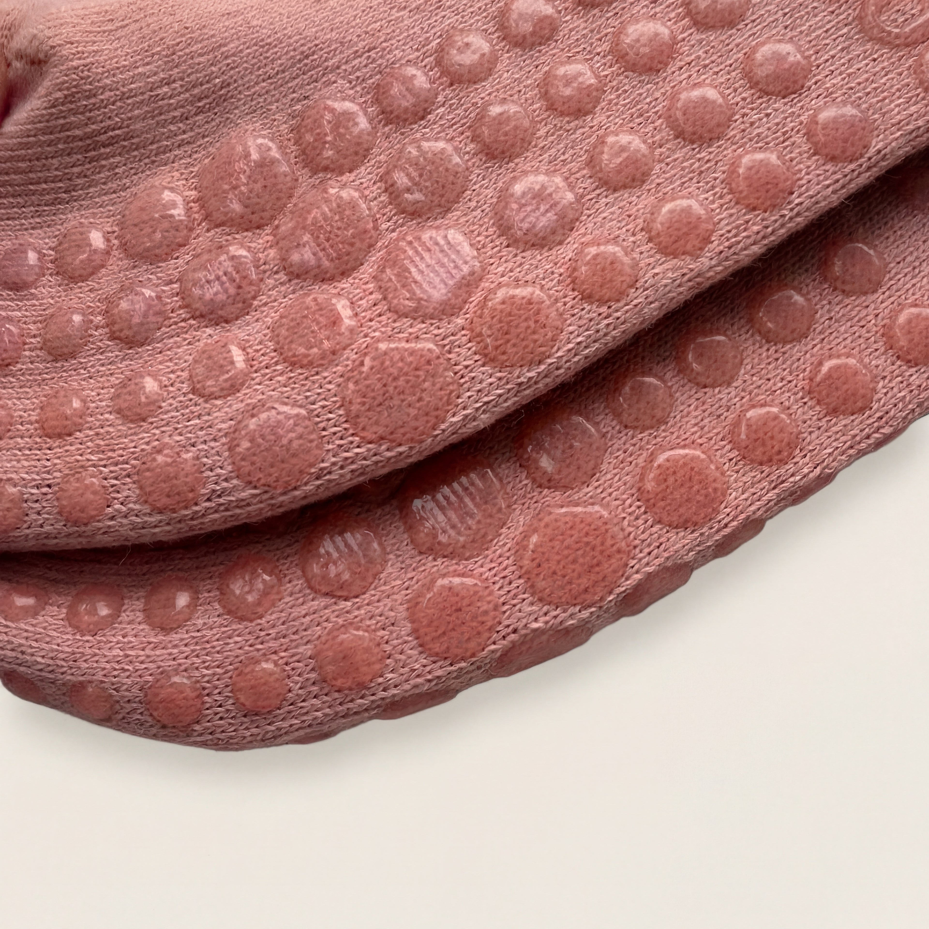 inzoomning av rosa pilatesstrumpas halkskydd