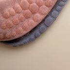 Närbild av antihalk mönster på pilatesstrumpor 