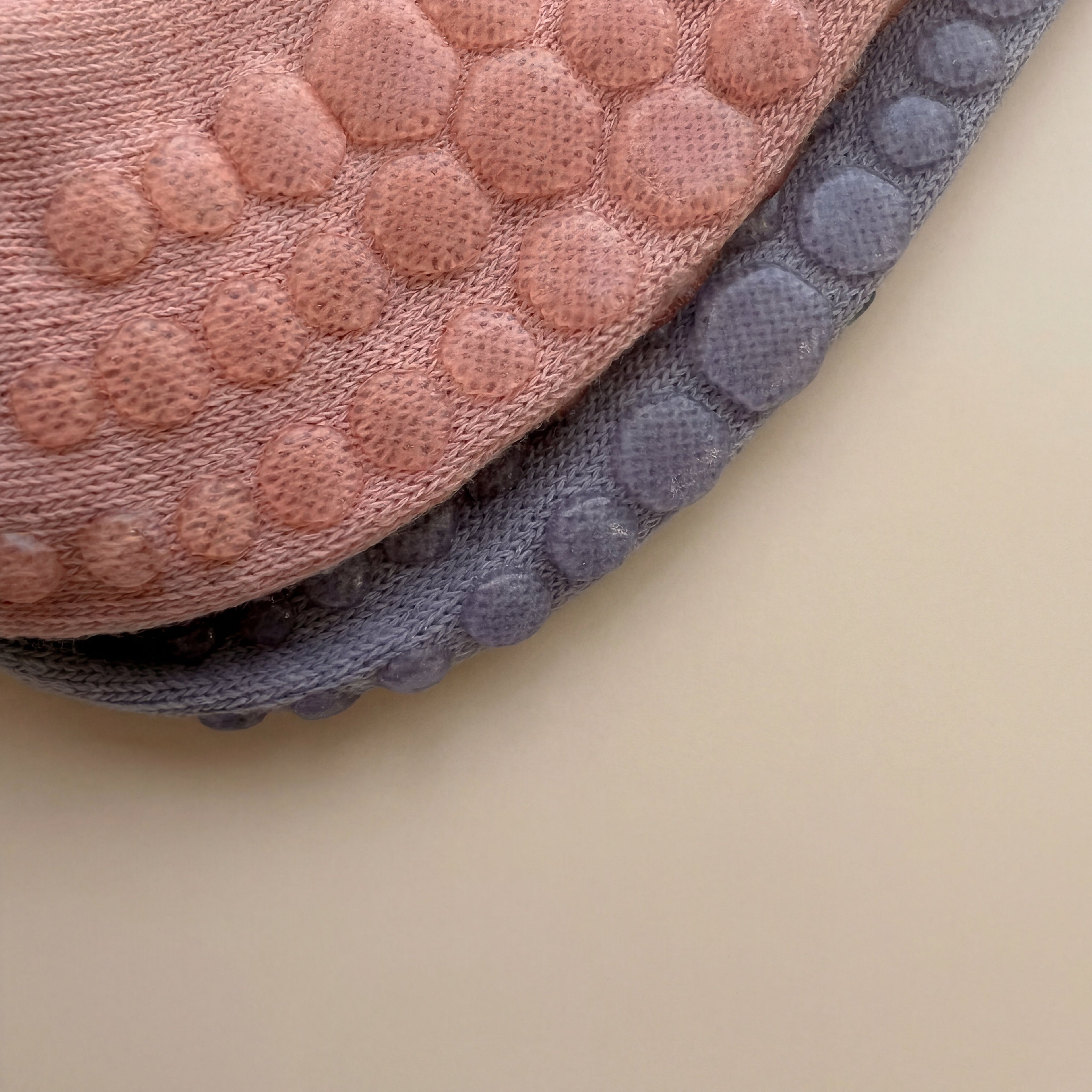 Närbild av antihalk mönster på pilatesstrumpor 