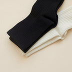 närbild av skaft på strumpor med halksskydd i svart och vitt