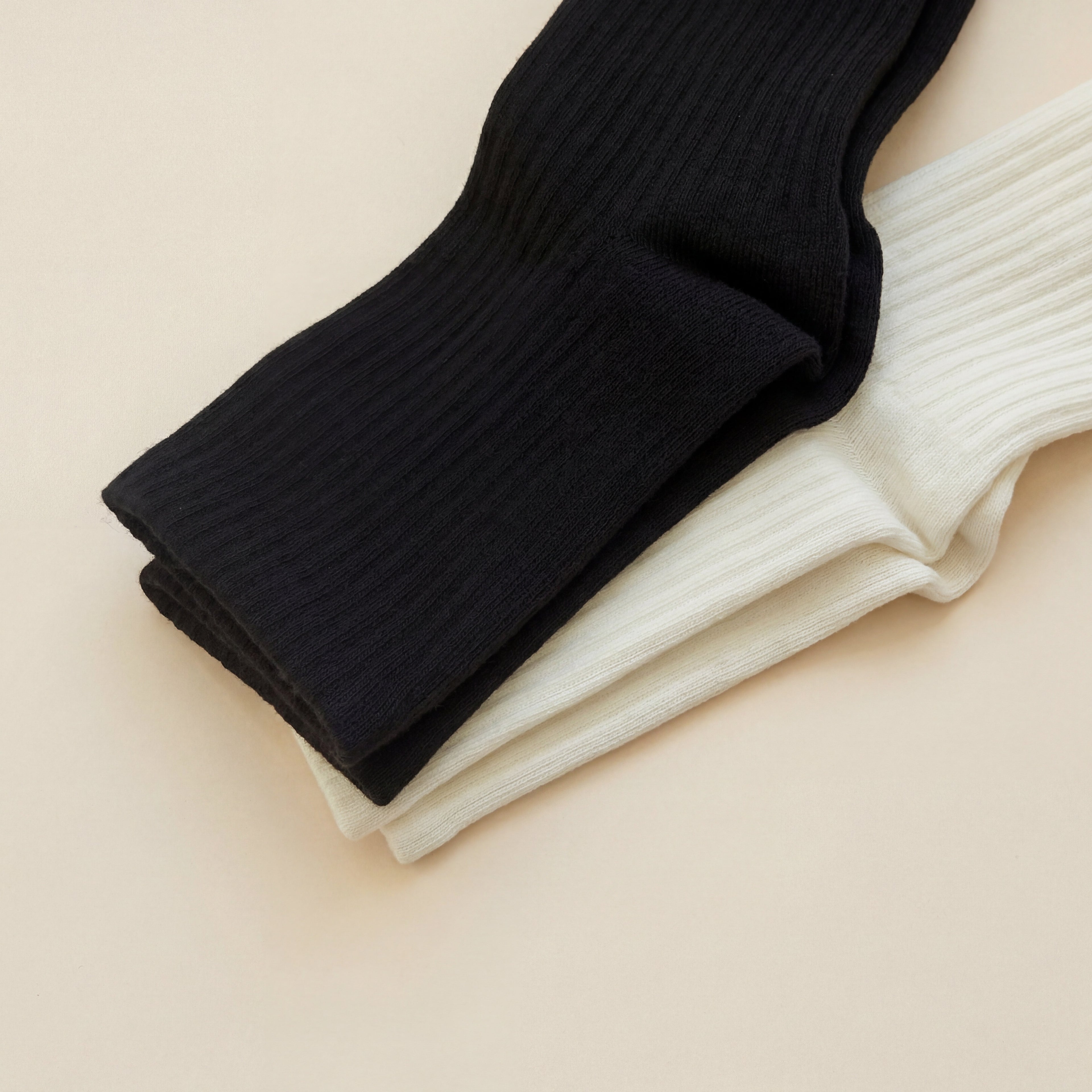 närbild av skaft på strumpor med halksskydd i svart och vitt