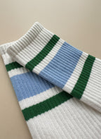 Närbild på toppen av pilatesstrumpor för kvinnor liggandes på beige bakgrund