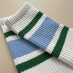 Närbild på toppen av pilatesstrumpor för kvinnor liggandes på beige bakgrund