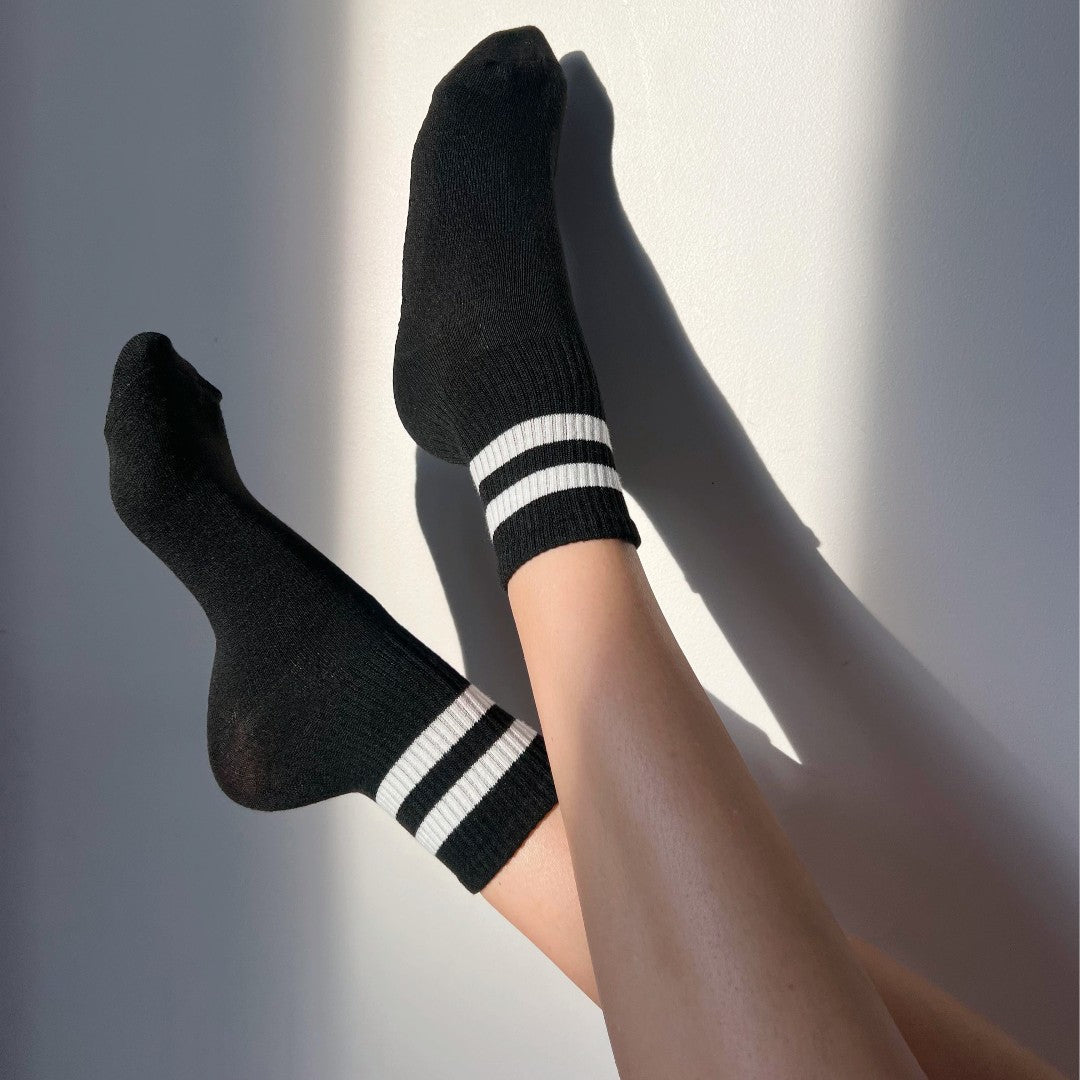 Svarta Mid Rise pilatesstrumpor med vita ränder och silikonpluppar, idealiska för barre, yoga och pilates