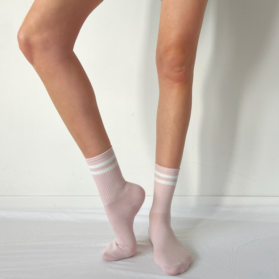 Rosa Mid Rise pilatesstrumpor med dubbla vita ränder och silikonpluppar, idealiska för barre, yoga och pilates