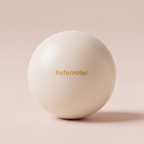Beige yogaboll med logo som lyder ReformHer mot beige bakgrund