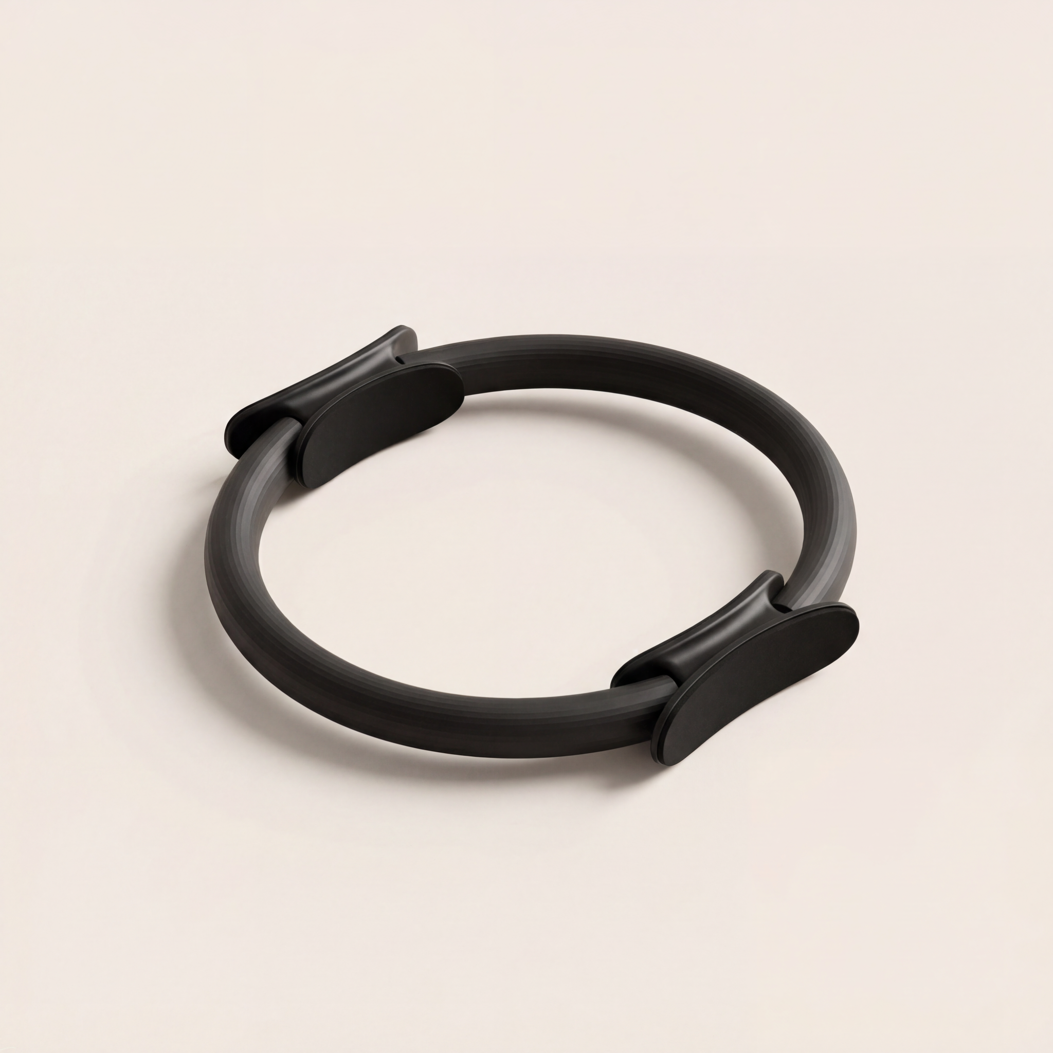 svart träningsredskap hemma liggandes på beige yta