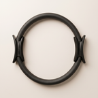 svart pilates magic circle ring mot beige bakgrund
