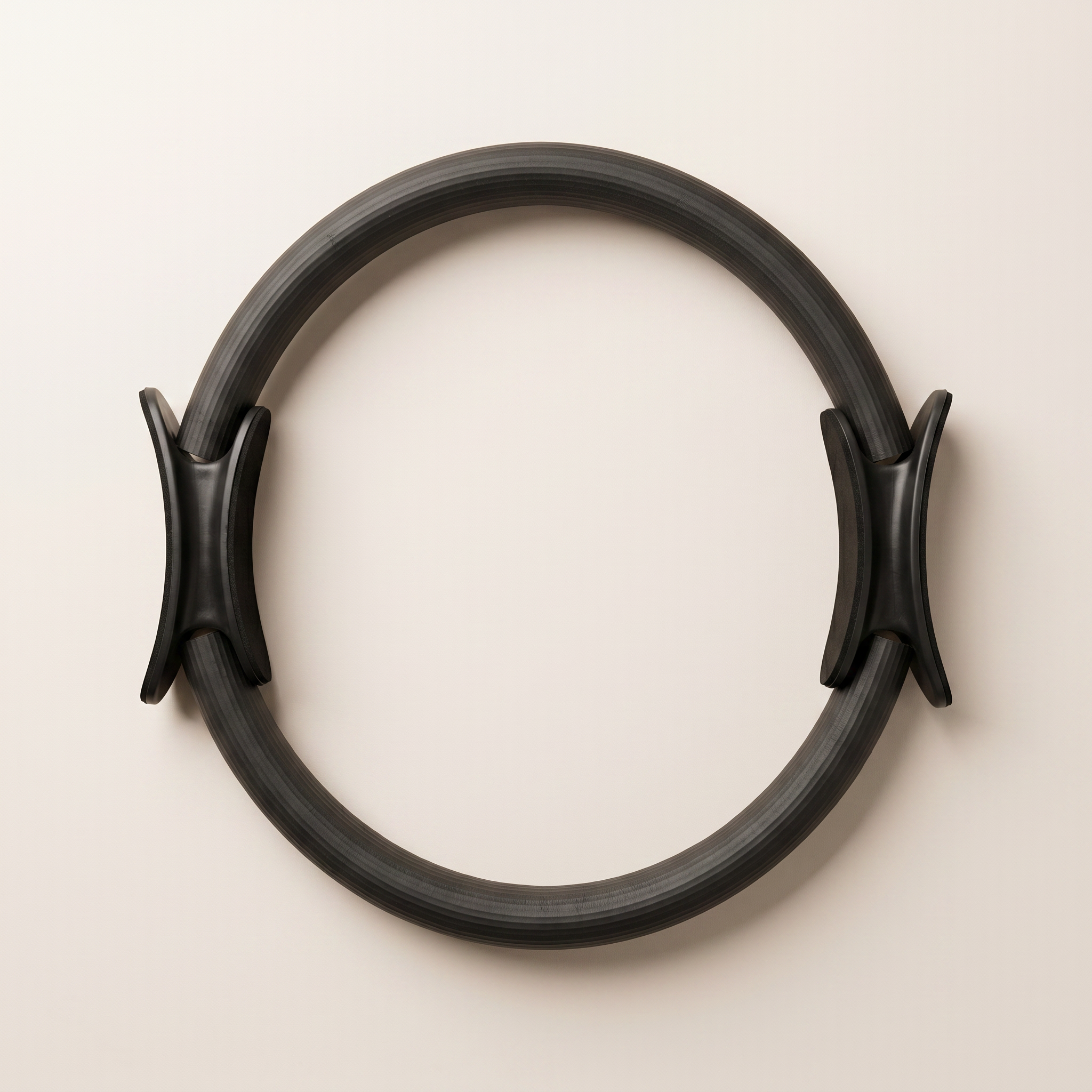 svart pilates magic circle ring mot beige bakgrund