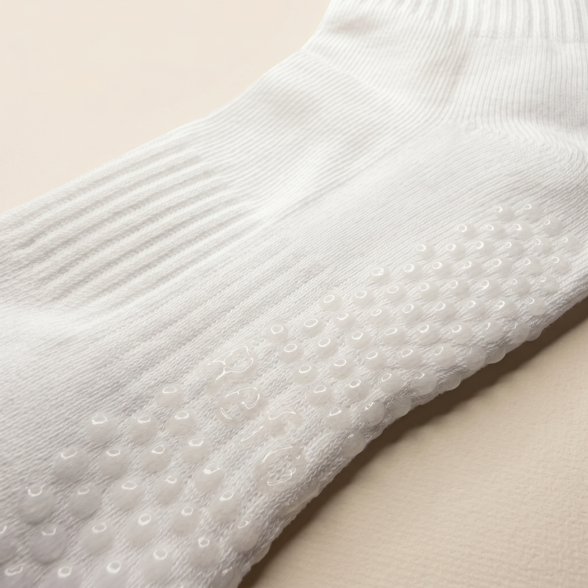 närbild av pilates grip socks i vitt för kvinnor storlek 37