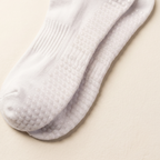 närbild av grip socks för kvinnor mot vit bakgrund