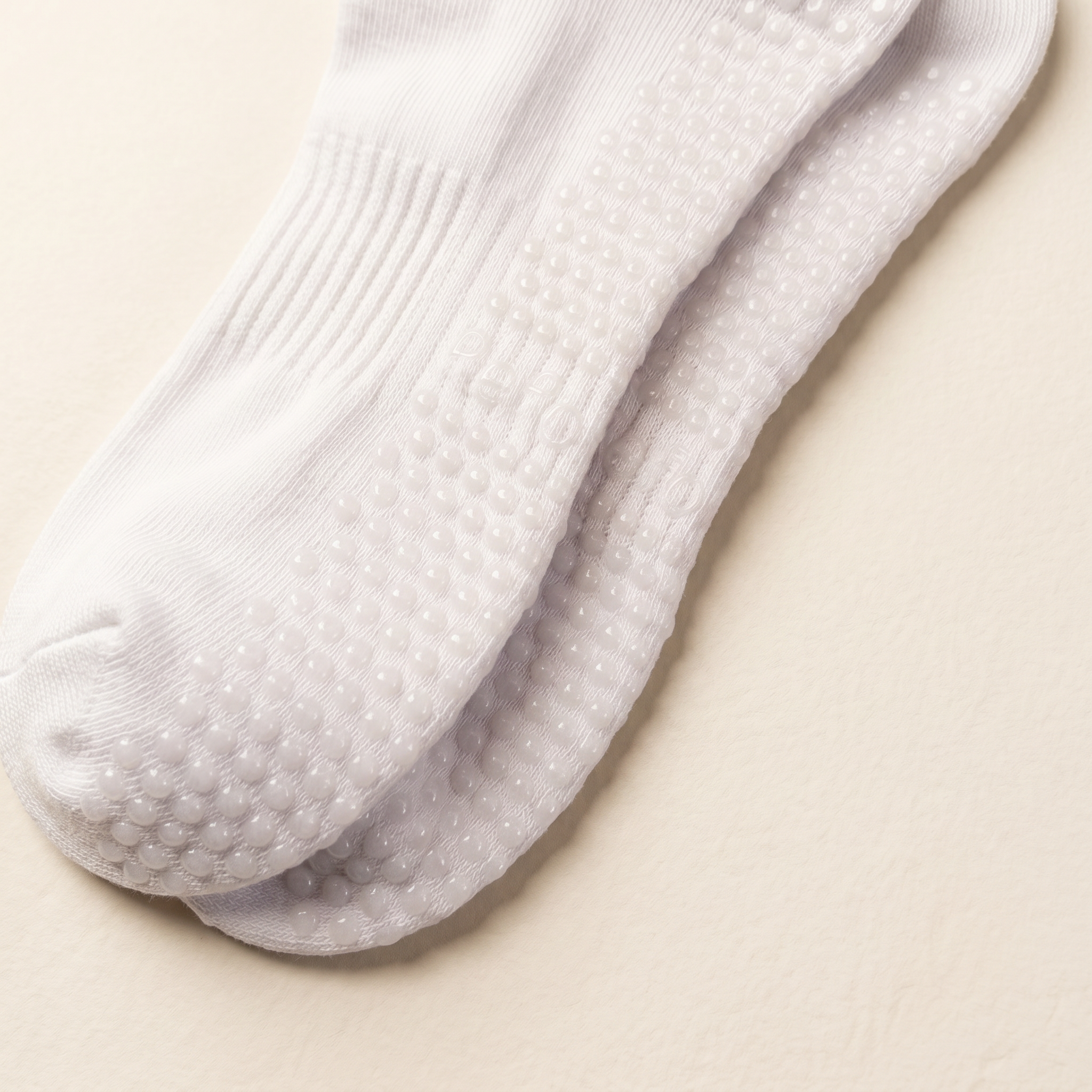 närbild av grip socks för kvinnor mot vit bakgrund