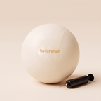beige mini pilatesboll med tillhörande pump
