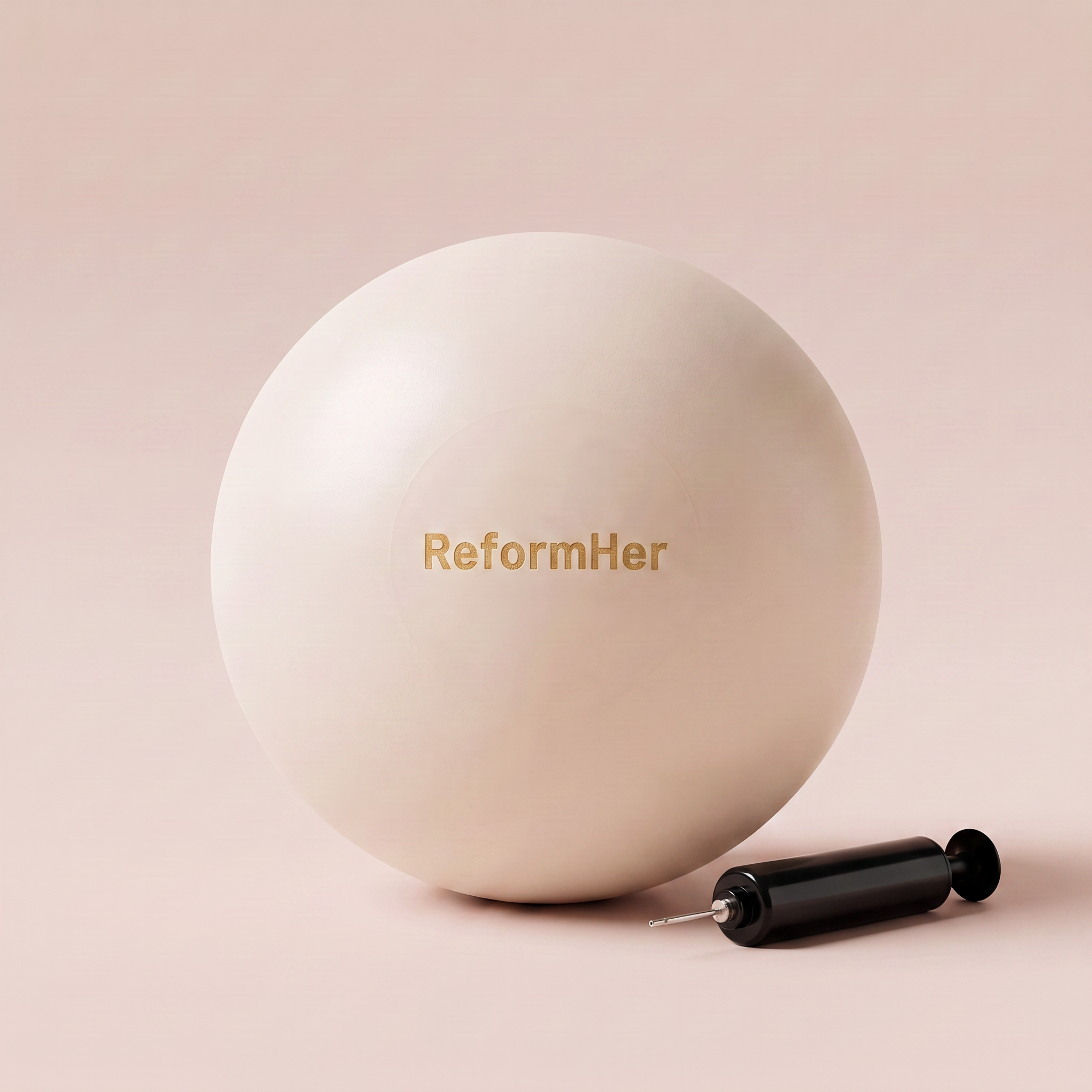 beige bilatesboll med svart pump liggandes mot beige studiobakgrund