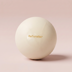 beige mini pilatesboll mot vit bakgrund