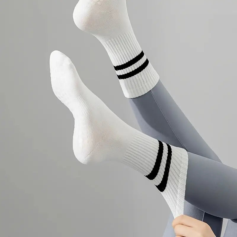 Kvinna visar upp hur hon drar på sig pilates strumpor