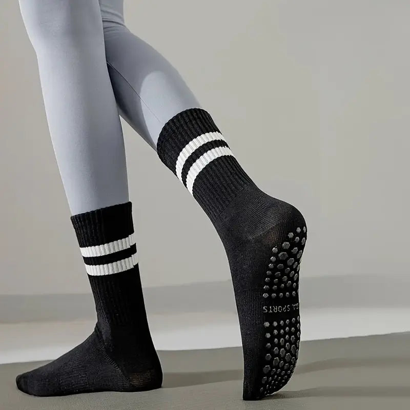 Kvinna som bär svarta pilatesstrumpor