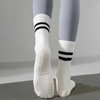 Kvinna i tights bär vita strumpor för pilates