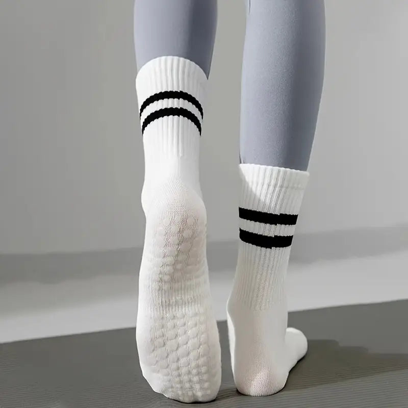 Kvinna i tights bär vita strumpor för pilates