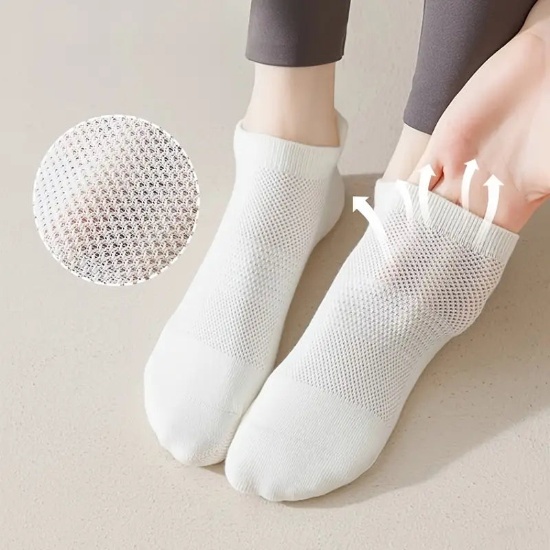 Bild ovanifrån på en kvinna med ankelstrumpor för pilates med grafik som visar att strumpan är ventilerande