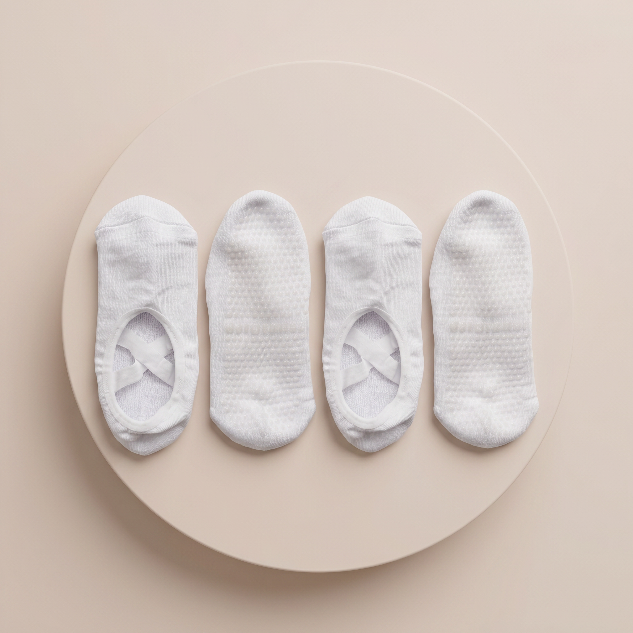 vita ballerina grip socks mot vit bakgrund