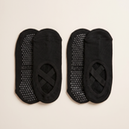 svarta grip socks för pilates mot off white bakgrund