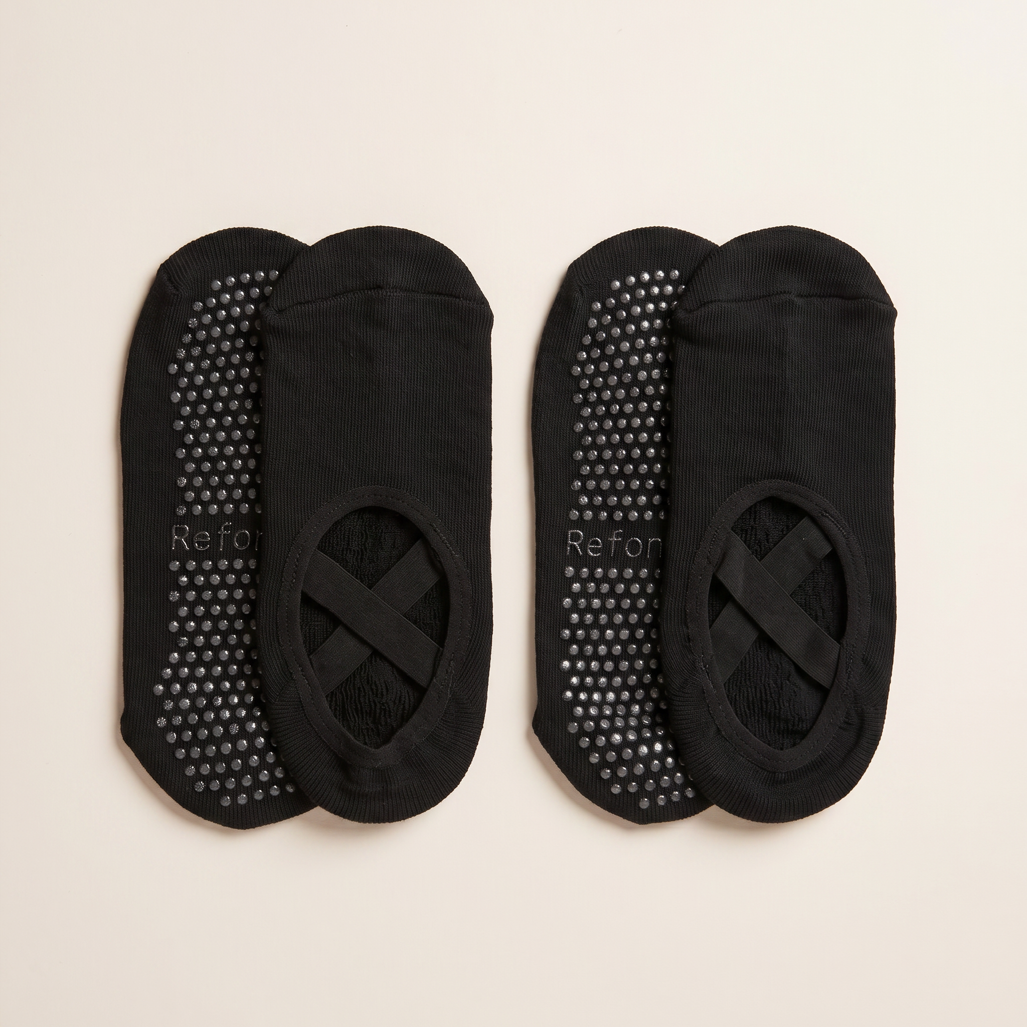 svarta grip socks för pilates mot off white bakgrund