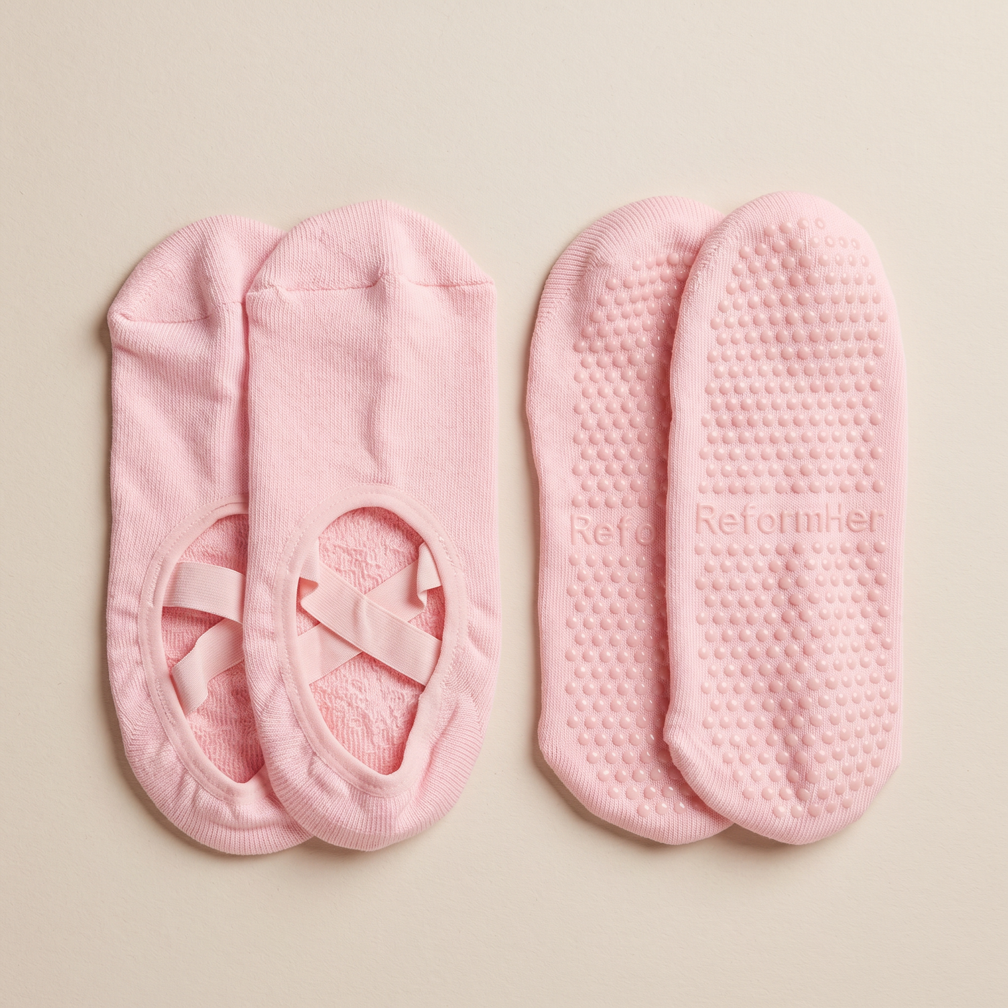 tvåpack rosa ballerina pilates strumpor mot beige bakgrund