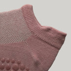 närbild på skaft av rosa pilatesstrumpor