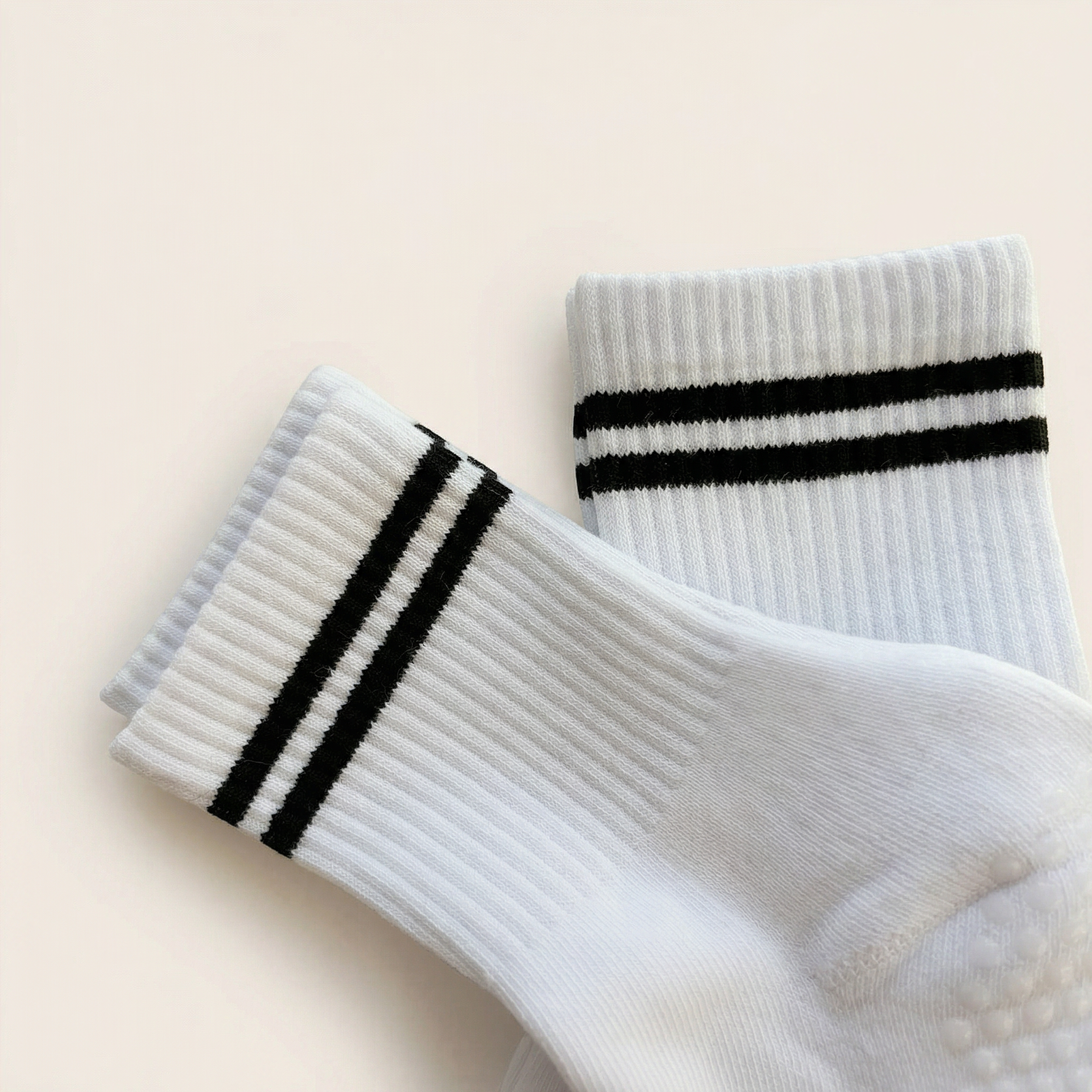 närbild av skaftet på greppstrumpor och haksockar liggandes mot beige bakgrund