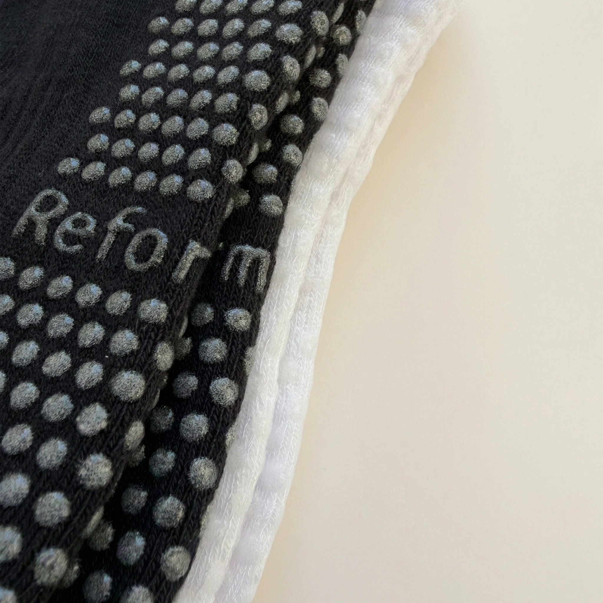närbild av undersidan på två grip socks för pilates och yoga